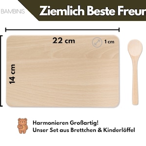 Op de afbeelding: Een houten snijplank en een houten lepel. De snijplank is 22 cm bij 14 cm. De lepel is 1 cm breed. De tekst "Ziemlich Beste Freunde" staat op de afbeelding. De tekst "Harmonieren Gro&szlig;artig! Unser Set aus Brettchen & Kinderl&ouml;ffel" staat op de afbeelding.