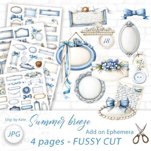 Op de afbeelding: Een verzameling blauwe en witte ephemera-elementen, waaronder frames, linten en bloemaccenten. De afbeelding bevat de tekst "Summer breeze" en "4 pages - FUSSY CUT". Geschikt voor scrapbooking en papierknutselen.