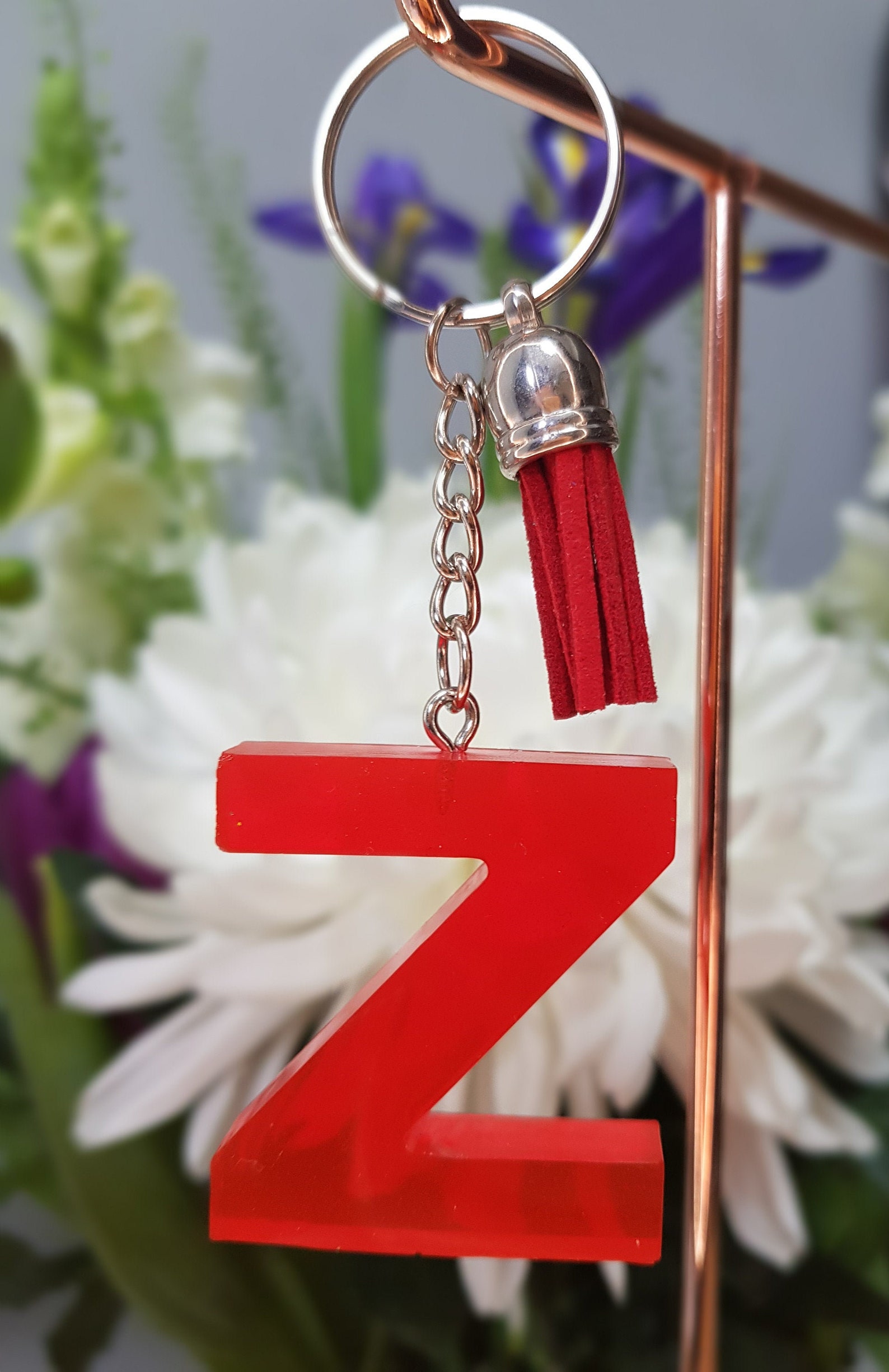 Llaveros de letras de resina con borlas de colores Etsy