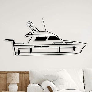 Op de afbeelding: Een zwart-witte lijntekening van een boot op een witte muur. De boot is een motorjacht met een grote kajuit en een puntige boeg.