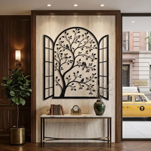 Peut inclure: Une décoration murale en métal noir en forme de cadre de fenêtre en arc, représentant une silhouette d'arbre détaillée avec de nombreuses branches, des feuilles et de petits oiseaux perchés, fixée sur un mur en pierre claire au-dessus d'une console.