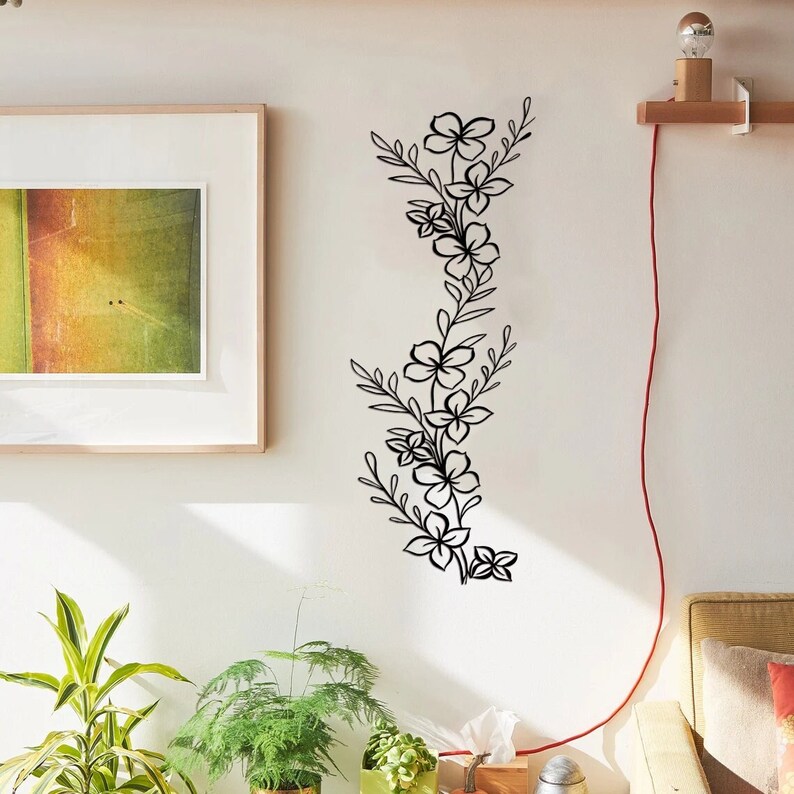 Puede incluir: Pegatina de pared floral en blanco y negro con un dise&ntilde;o vertical. La pegatina presenta una serie de flores y hojas estilizadas.