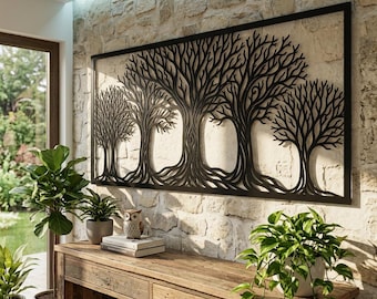 Gran cuadro de metal con forma de bosque y árboles entrelazados.
