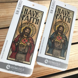 Puede incluir: Dos pegatinas rectangulares blancas con una ilustración colorida de una persona sosteniendo una caña de pescar y un corazón. El texto "Fisher of Men" y "Have Faith" está impreso en las pegatinas.
