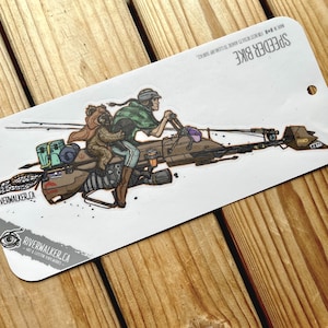 Könnte beinhalten: Eine Comic-Illustration eines Speeders mit einer Figur aus Star Wars, die darauf reitet. Der Speeder ist braun und hat einen langen, dünnen Körper. Die Figur trägt ein grünes Hemd und eine braune Hose. Der Hintergrund ist weiß.