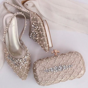 Abendtasche gold, schlichte elegante Tasche, Schuhabsätze mit Clutch, Schuhabsätze mit Perlenstickereien, passende Brauttasche