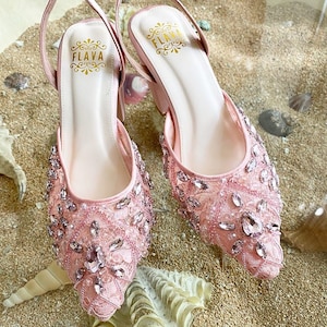 kantborduurschoenen met korte hakken, roze bruiloftssandaal, prinsessenschoen met kralen enkelbandje, feestschoenen met spitse neus, elegante stijlvolle schoen