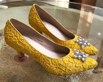 yellow lace party pump shoe, wedding guest formal shoe, pointed toe bridesmaid heels, simple classy shoe, elegant kitten heels party shoe