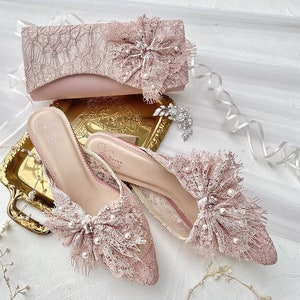 rosa Band hübsche Spitze Pantoletten, Party Sandale Match Clutch, elegantes Set Hochzeitsgast Accessoires, niedliche bestickte Low Heel Mule und Tasche