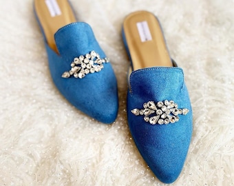 Mules perlées en daim bleu paon, sandales formelles élégantes et élégantes, chaussons brodés simples, sabots faits main en strass, mules personnalisées uniques glam