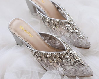 Mule de fête en dentelle argentée, talons élégants faits main pour la mariée, talons en cristal brillants, mule brodée à bout pointu, talons bas de mariage chic