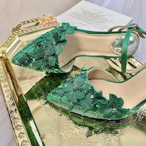 lace embroidered emerald green bridal shoe, elegant classy hunter green high heels, floral beaded pointed toe shoe, wedding party shoes