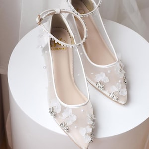 weiße Blume Perlen klassischen Cinderella Hochzeitsschuh, eleganter Brautschuh, spitzer Zehschuh, Partyschuh nach Maß, floraler Paillettenschuh