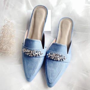 Mule formal azul em camurça com strass, sandália casual azul de bico fino, mule simples com cristais brilhantes, calçado elegante sem fecho.