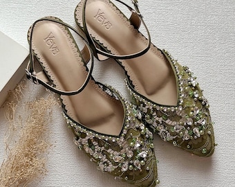 Sapato de noiva verde-oliva com renda, pérolas e aplicações de strass, elegante e sofisticado, perfeito para festas no jardim e ocasiões especiais, ideal para madrinhas.