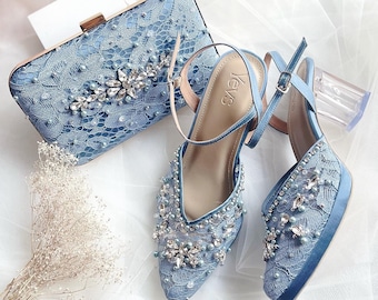 Conjunto de sapato e carteira de noiva em jeans azul rendado, salto elegante e sofisticado com aplicações de miçangas, bolsa de festa para madrinhas.
