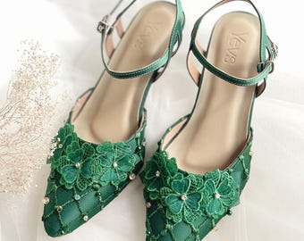 emerald green lace floral embroidery wedding shoe, elegant classy hunter green bridal heels, pearl beaded pointed toe kitten heel shoe