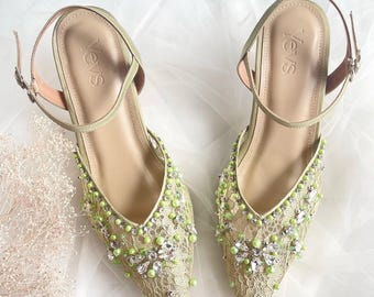 Sapatos de festa verde-sálvia com renda e aplicações de pérolas, sapatos de festa para convidadas de casamento, sapatos de noiva minimalistas e elegantes, sapatos de festa simples e sofisticados.