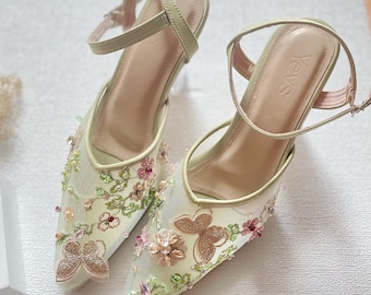 Sapato verde-sálvia bordado com strass, ideal para festas no jardim; modelo minimalista e elegante de noiva com salto de cristal; sapato vintage formal com salto e tira no tornozelo.