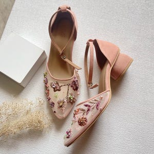 roze roos feestschoenen met bloemenkralen, rozenborduurwerk schattige bruidshak, spitse neus fluwelen bruiloftsschoen, pompschoen tuinfeest