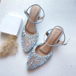 ブルーパール装飾のブライダルシューズ、フォーマルパーティー用の上品なヒール、ガーデンパーティー用の刺繍入りパンプス
