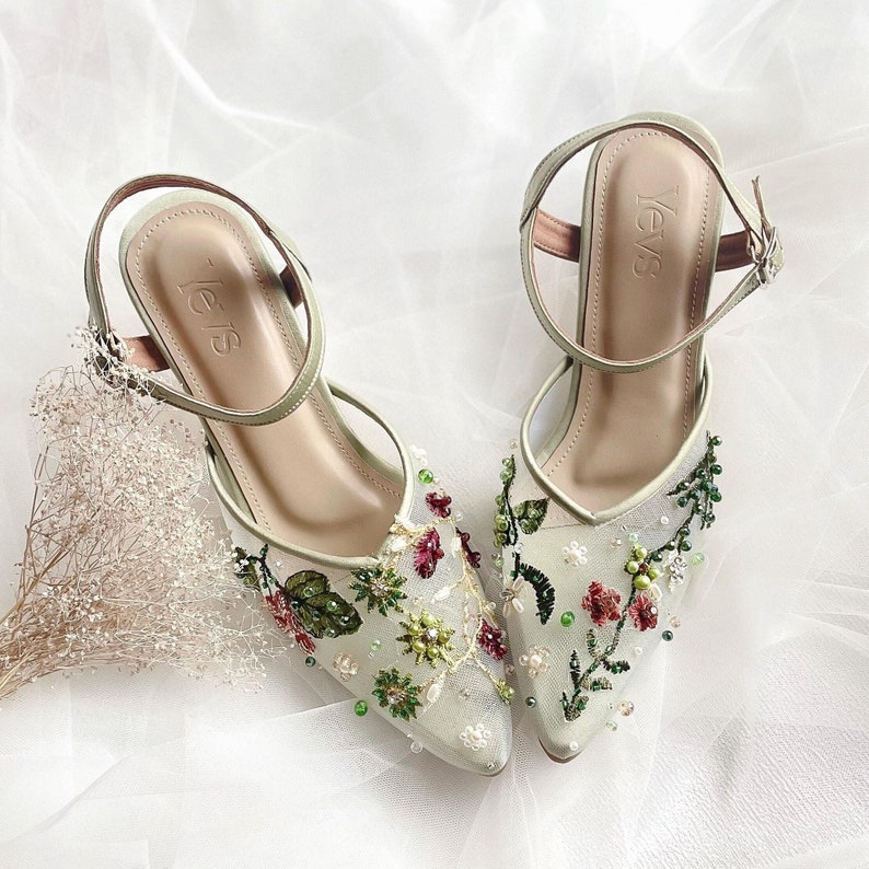 Salbei grün Stickerei Hochzeitsgast schlichter eleganter Schuh, klassischer Party Schuh, Komfort Schuhwerk für Party, handgemachte Absätze, formeller Party Schuh Bild 1