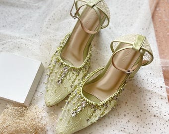 Sapatilha de pérolas verde-sálvia feita à mão, com bico fino bordado e cadarço, sapato de casamento elegante e elegante, salto de madrinha, sapato de festa de conto de fadas