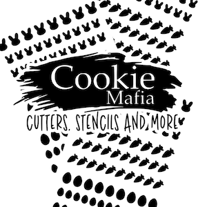 Può includere: Logo in bianco e nero per Cookie Mafia, un'azienda che vende stampini per biscotti, stencil e altro ancora. Il logo presenta un'immagine stilizzata di uno stampino per biscotti a forma di coniglio, con il testo "Cookie Mafia" e "Cutters. Stencils and More" sotto. Il logo è circondato da un bordo di stampini per biscotti a forma di coniglio.