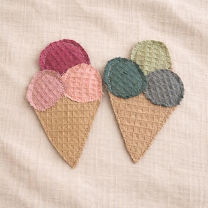 Könnte beinhalten: Ein Set aus drei Keramikbechern mit gesprenkelter, matter Oberfläche. Die Becher sind in den Farbtönen Creme, Hellgrau und Dunkelgrau gehalten. Jeder Becher hat ein schlichtes, minimalistisches Design, ideal für Kaffee oder Tee.