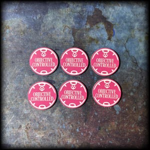 Könnte beinhalten: Sechs rote runde Spielmarken mit weißen Rändern und dem Text "OBJECTIVE CONTROLLED" in weiß.