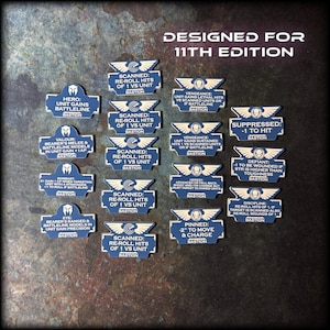 Puede incluir: Un conjunto de fichas de juego azul oscuro con texto blanco e iconos de alas doradas, con la frase DESIGNED FOR 11TH EDITION. Las fichas muestran varias reglas tácticas y efectos de estado como SCANNED, VENGEANCE, SUPPRESSED y BASTION.