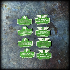 以下が含まれることがあります： 緑と白のステッカーにテキストとシンボルが書かれています。テキストには、「チャンピオン」、「軽蔑」、「マグナ」、「照明」、「ロード」、「ユニティ」、「武装」、「ユニティ」が含まれています。