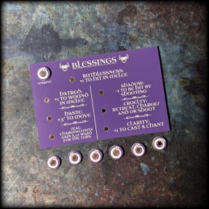 Puede incluir: Una tarjeta de juego morada con texto blanco y fichas circulares. La tarjeta dice "Blessings" y enumera efectos del juego como "Ruthlessness" y "Haste". También hay seis fichas circulares con un diseño marrón y blanco.