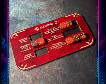 Op de afbeelding: Een rechthoekig rood spelbord met witte tekst en vier uitsparingen voor dobbelstenen. Het bord heeft de titel BLESSINGS en bevat regels voor Bloodlust, Invigoration, Carnage, Excellence, Blades en Decapitating. Zes rood-zwart gemarmerde dobbelstenen liggen in de uitsparingen.