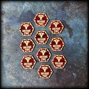 Op de afbeelding: Elf zeshoekige houten tokens. Elke token heeft een donkerrode achtergrond met de tekst "DAEMONIC POINT" in crème. Boven de tekst staat een crèmekleurige afbeelding.