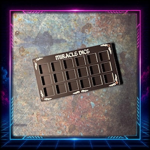 Puede incluir: Una bandeja rectangular de color marrón oscuro con quince compartimentos cuadrados dispuestos en tres filas de cinco. El texto "MIRACLE DICE" está impreso en blanco en la parte superior central y las esquinas están decoradas con filigranas blancas.