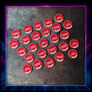 Op de afbeelding: Een verzameling van vierentwintig ronde rode speltokens met witte tekst en afbeeldingen. Elke token is gelabeld met specifieke dronetypes, waaronder Gun Drone, Shield Drone, Missile Drone, Pulse Drone, Recon Drone, Grav Drone, Guardian Drone en Marker Drone.