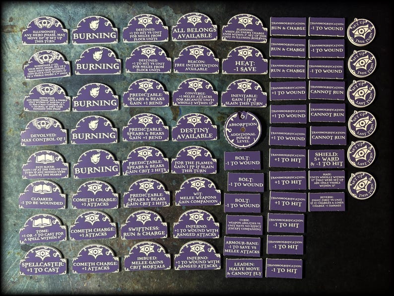 Puede incluir: Una colecci&oacute;n de fichas de juego moradas y blancas con varias descripciones de texto. Las fichas son rectangulares y arqueadas, con fichas circulares con un s&iacute;mbolo de ojo. El texto incluye frases como "Burning", "+1 to Wound" y "Cannot Run".