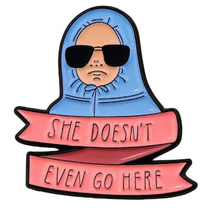 Mean Girls emaille pin, ze gaat hier niet eens pin, jaren 90 nostalgie, jaren 90 nostalgie, jaren 90 cadeau, emaille pins, jaren 90 memorabilia, jaren 90 meisje, millennial cadeau