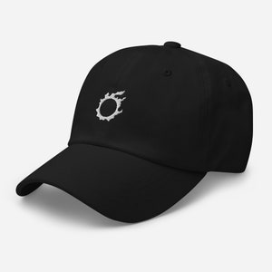 Puede incluir: Gorra de béisbol negra con un logotipo de Final Fantasy XIV bordado en blanco.