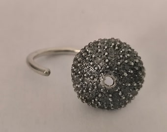 Anillo de plata con encanto marino, Erizo de mar. Aro abierto para diferentes medidas, hecho a mano.