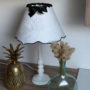 Abat jour fait main avec du linge ancien blanc initial LB ,linge ancien,abat jour,fait main,home made,lampshade,lampe