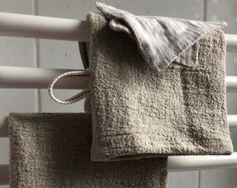 Leinenwaschset: Handtuch und Flocken zum Waschen des Gesichts- und Körperwaschlappens