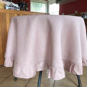 Round linen tablecloth with ruffles brudny róż