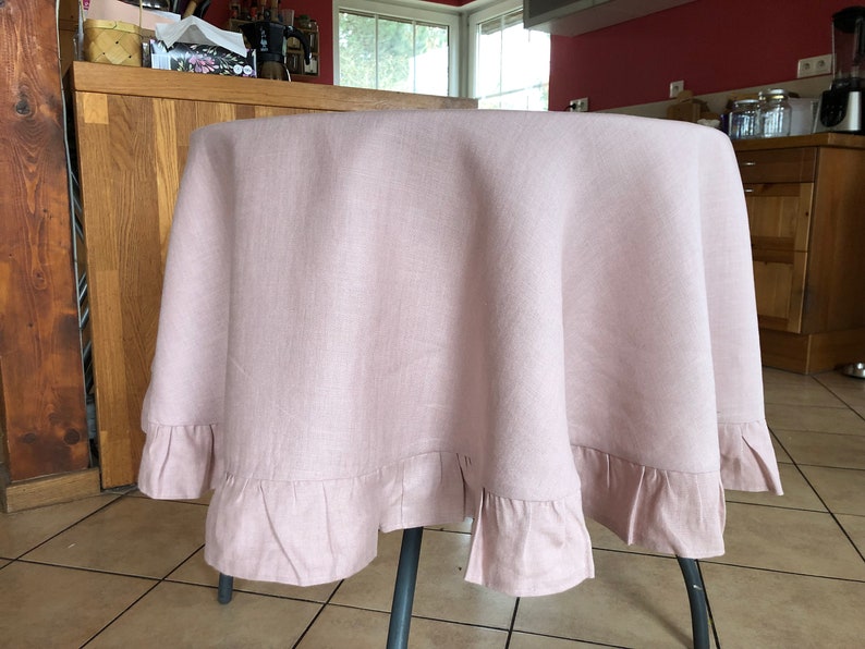 Round linen tablecloth with ruffles brudny róż