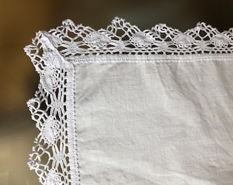 Linen napkin with lace