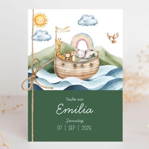 Puede incluir: Una tarjeta rectangular con una ilustración en acuarela de un barco de madera con una jirafa, un mono, un leopardo, un elefante y una cebra sobre olas azules. Arriba, colinas verdes, un arcoíris, sol, nubes y un pájaro. Texto: Taufe von Emilia Sonntag 07 | SEP | 2026.