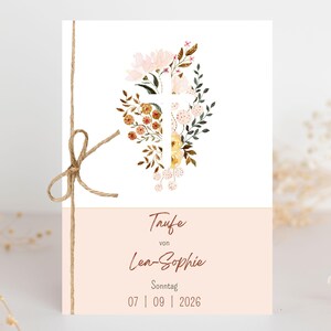 Puede incluir: Una tarjeta de invitación rectangular con una sección superior blanca que presenta una cruz de acuarela rodeada de ilustraciones florales rosas, amarillas y marrones. La parte inferior es color melocotón con el texto Taufe von Lea-Sophie Sonntag 07 | 09 | 2026.