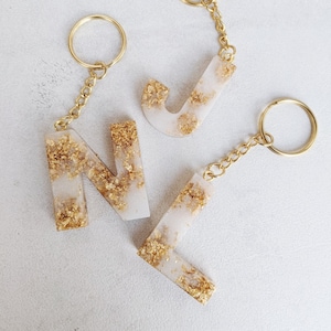 Llavero de resina con inicial hecho a mano / Blanco y dorado / Llavero con alfabeto, Llavero con nombre, Llavero con letra, Regalo personalizado