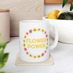 Flower Power Keramiktasse, Boho Floral Teetasse, Hippie Gänseblümchen Kaffeetasse, Retro Küche Dekor, Botanische Trink, Geschenk für Gärtner